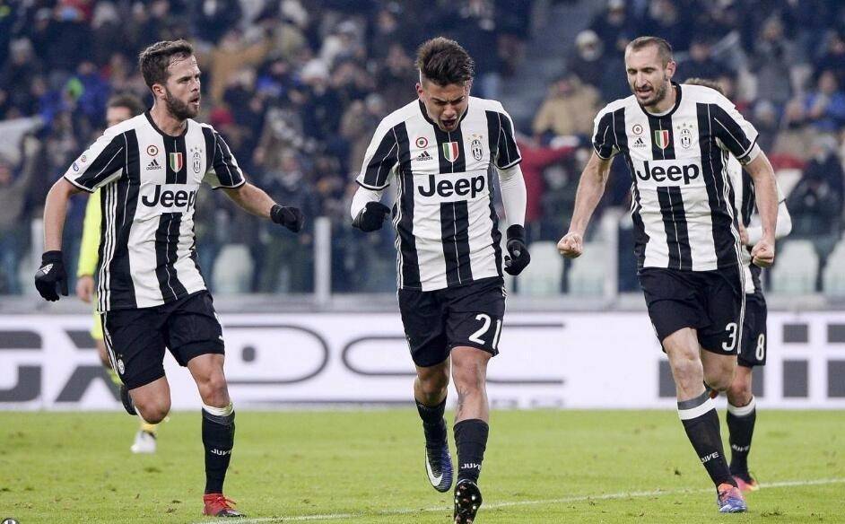 每体：巴萨目前对莱万的原则是，要么大幅降薪要么自由身离开（每体：巴萨给莱万两条路——要么大幅降薪，要么自由离队）