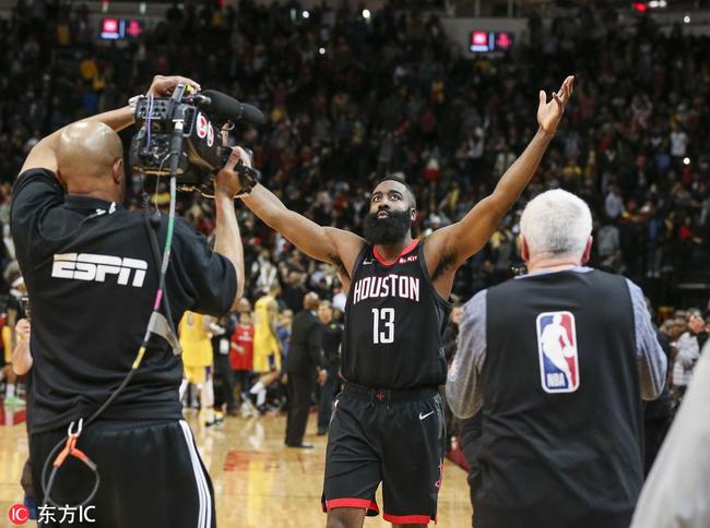 巴黎人报：萨福诺夫四场仅失三球，大巴黎一门之争已经白热化（巴黎人报：萨福诺夫四战仅丢3球，巴黎门将一号位竞争进入白热期）