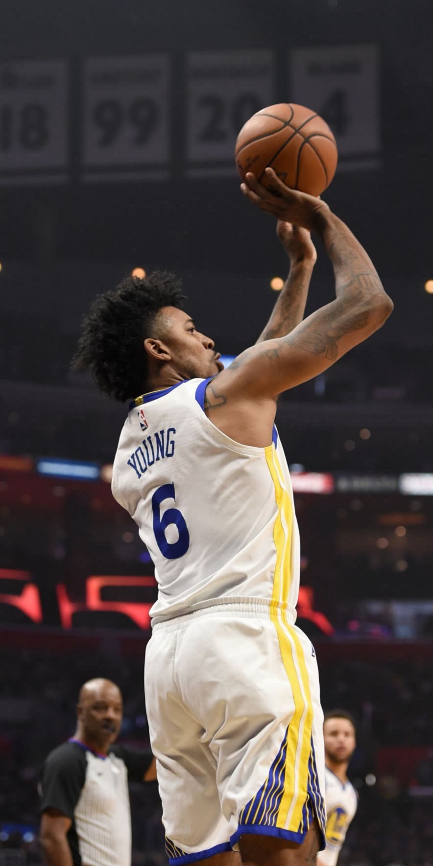 支持球队！欧文坐在场边观看独行侠对阵湖人的比赛（欧文现身场边，助威独行侠对阵湖人）