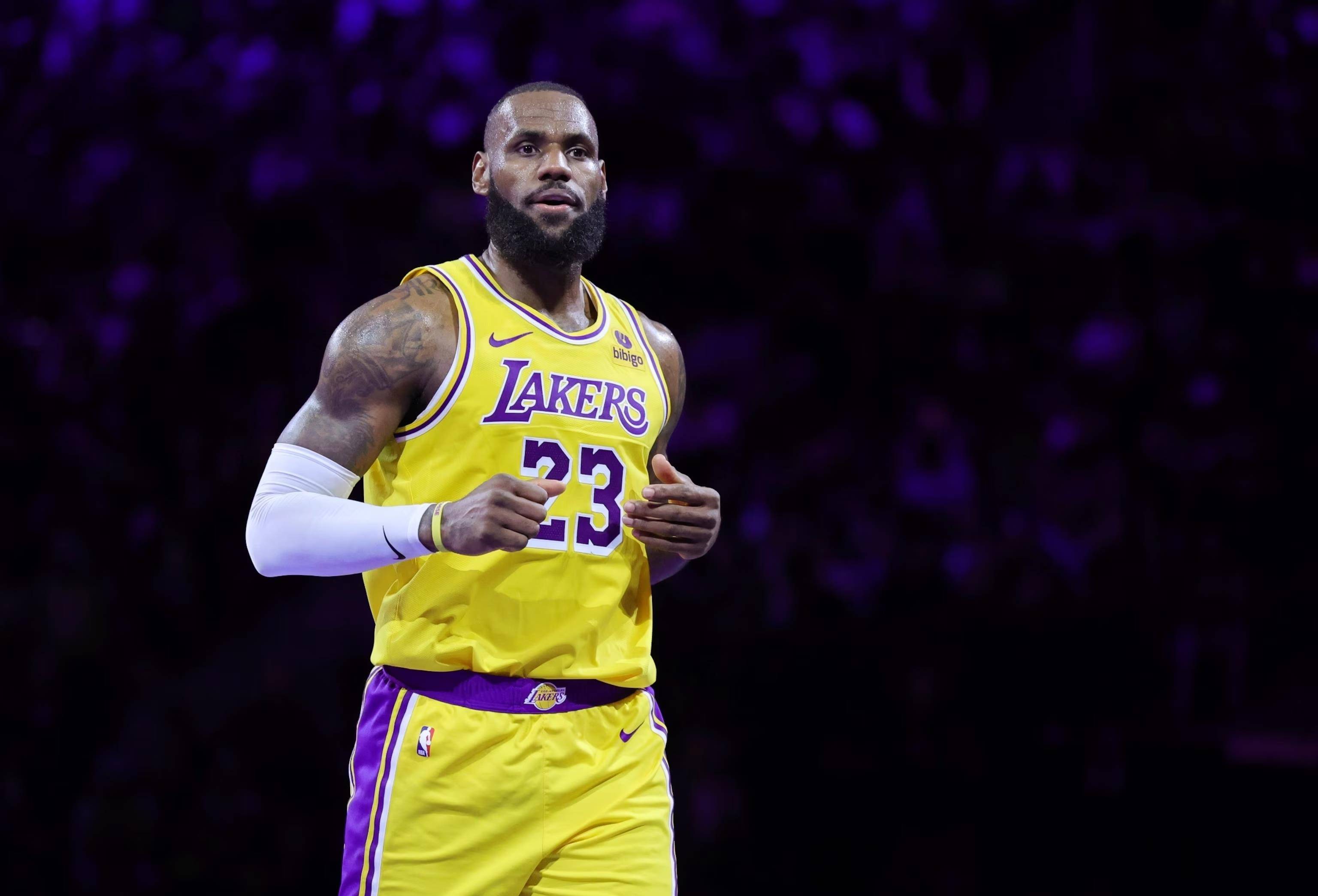 你来我往！东契奇后撤三分一击命中 杜兰特招牌干拔三分回应（针锋相对！东契奇后撤三分命中，杜兰特招牌干拔三分回敬）