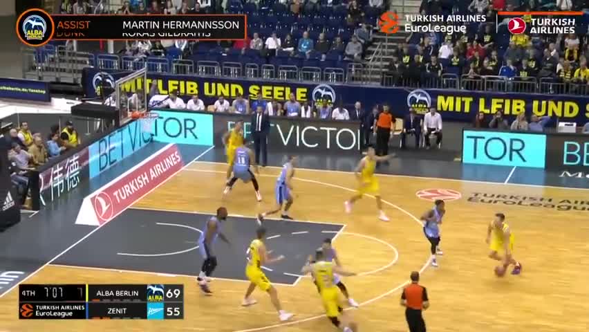 国际雪联单板和自由式U型场地世界杯，中国选手李方慧训练中（中国选手李方慧备战国际雪联单板与自由式U型场地世界杯）