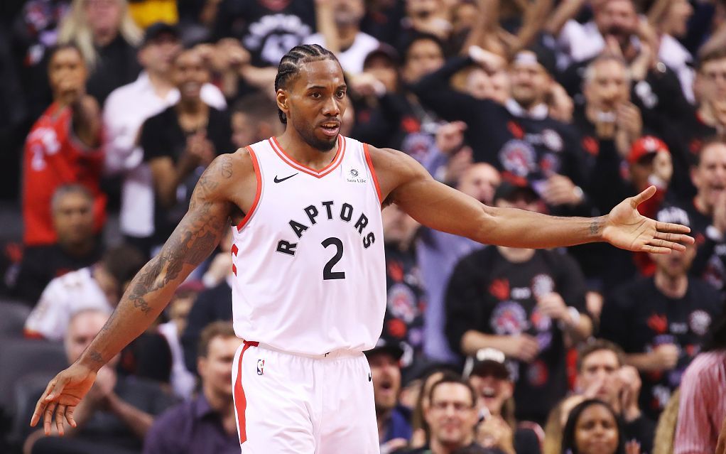 真能演！体毛没碰到追着要哨，詹姆斯都快追打裁判了！（演技拉满！根本没碰着也狂要哨，詹姆斯急得差点追着裁判质问！）