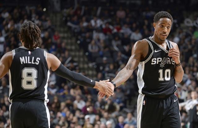 曼联的不稳定表现：马兹拉维的愤怒与反思（曼联起伏不定：马兹拉维的愤怒与自省）