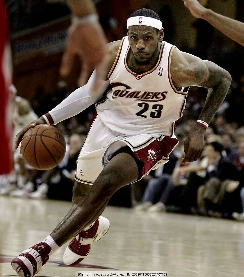 根据最新报道，独行侠队管理层有意在交易市场上寻求浓眉哥的加入。（消息称独行侠管理层正考虑通过交易引进安东尼·戴维斯）