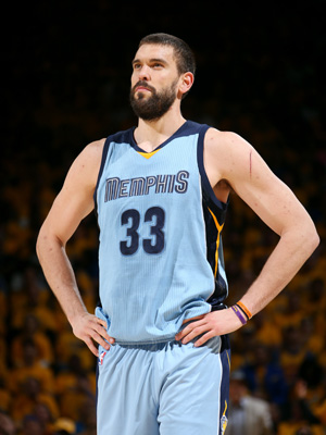 中超转会市场：广州队签下新前锋,（中超转会快讯：广州队完成新前锋签约）