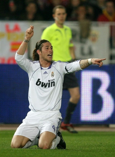 ESPN：詹姆斯、东契奇、里夫斯兼容存在难题，1+1+1反而小于3（ESPN：詹姆斯、东契奇、里夫斯难以形成合力，三人组合未达“1+1+1=3”效果）