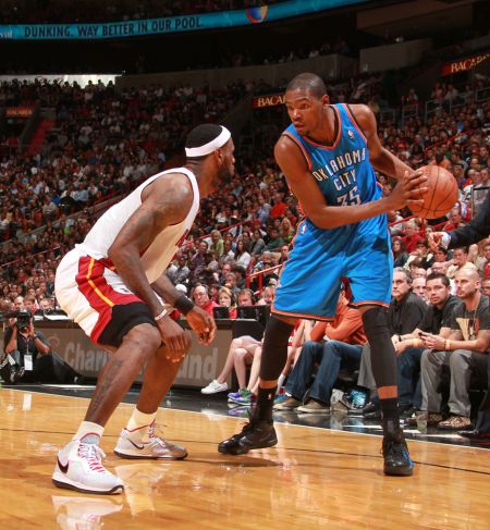 英超赛程提醒：切尔西对阵曼联,（英超焦点对决：切尔西迎战曼联）