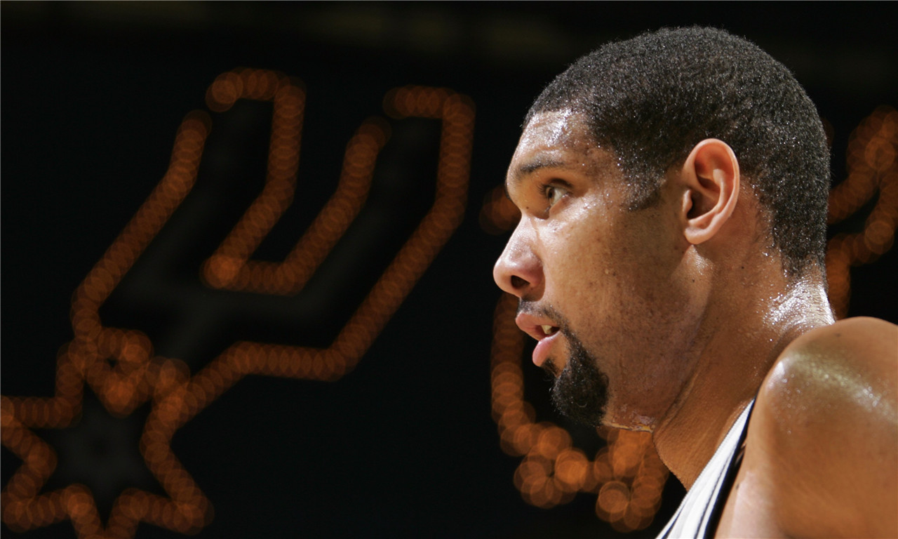 中超赛场争议判罚：VAR判罚引发讨论,（中超争议判罚再起：VAR介入引发热议）