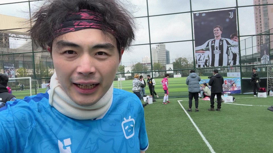 欧冠战报：格鲁克双响，阿贾克斯4-2逆转卡拉巴克收获首胜（欧冠快讯：格鲁克梅开二度 阿贾克斯4-2逆转卡拉巴克迎来首胜）