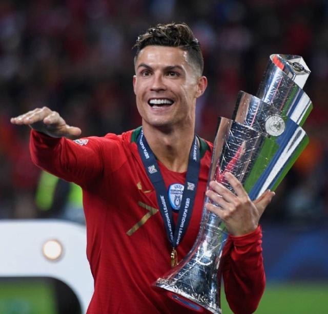 足球战术的新趋势：全能化（全能化引领足球战术新风向）