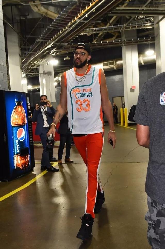 湖人vs太阳裁判报告：双方各有1次进攻犯规漏吹（裁判报告：湖人与太阳各漏吹一次进攻犯规）