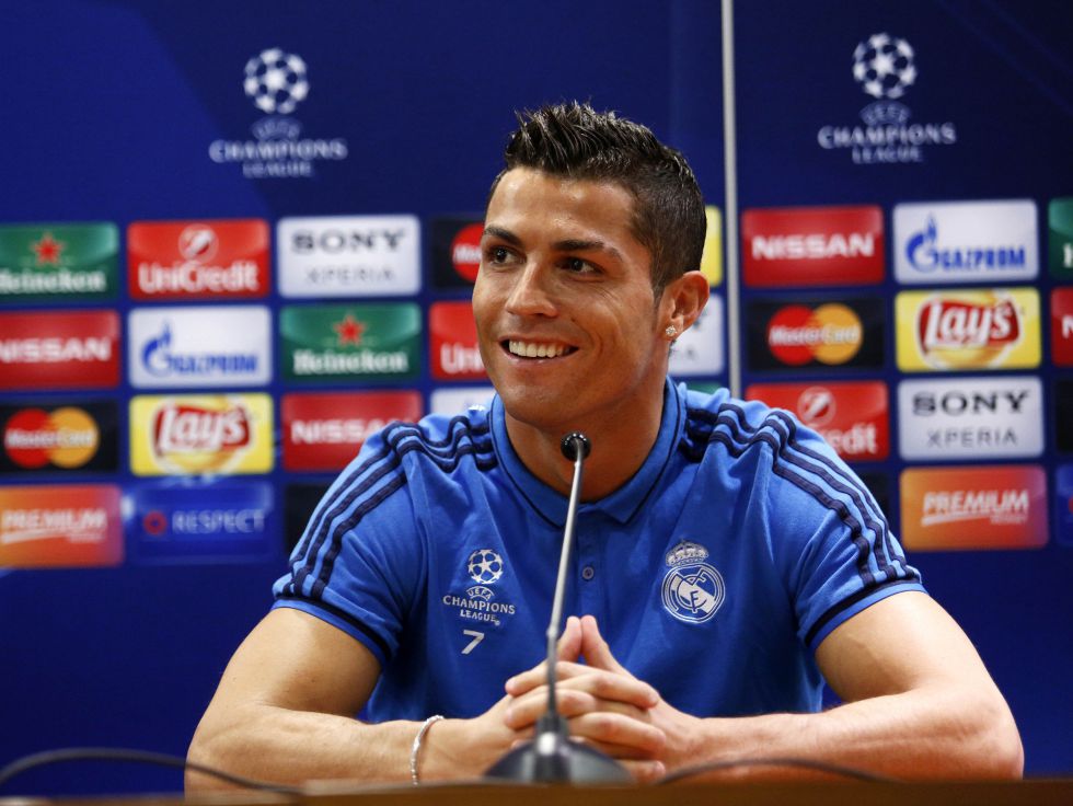 华子关键时刻进球后拉约基奇 喷裁判两T被驱逐不忘给小球迷签名（华子关键球后，拉约基奇怒喷裁判连吃两T遭驱逐，离场不忘为小球迷签名）