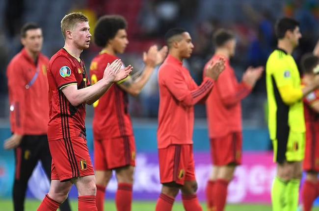 人物志：森林传奇约翰·罗伯逊人生落幕，他被誉为绿茵毕加索（森林传奇约翰·罗伯逊谢幕：足坛“绿茵毕加索”的最后一章）