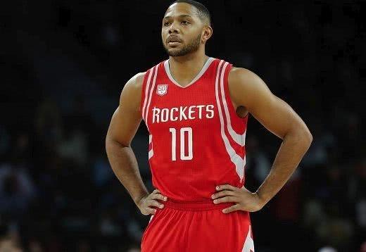 队报：奥纳西的俱乐部生涯不顺，不过却是摩洛哥不可或缺的球员（队报：俱乐部境遇不佳，奥纳西仍是摩洛哥阵中的关键人物）